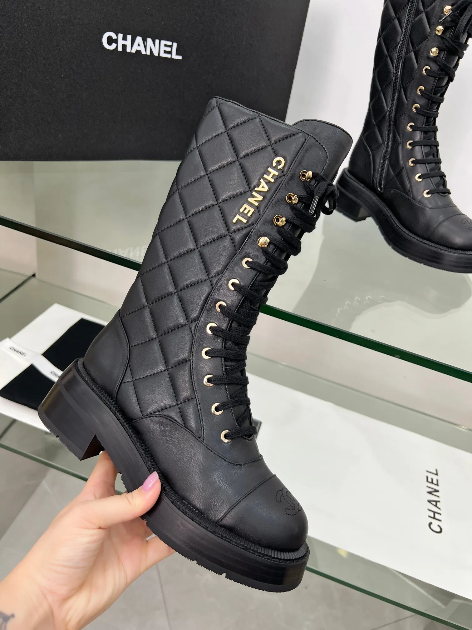 👟👟Ex-factory price 840👟👟 2025CHANEL I finally own this pair of Chanel diamond boots💫 Classic diamond pattern with black and white color, fashionable and high-end, and the thick sole is super stable for walking~ It instantly turns into a fashionable and cool cover when you put it on. Who knows the charm of Fragrant Grandma? When I was asked about the link while shopping, I was so happy🥳 Fabric: sheepskin, cow suede Lining: sheepskin Color: black white apricot Code number: 5-40 (41 customized)